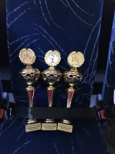 3 angeschnallte Pokale im Bus nach Halle - Foto Till Steinforth